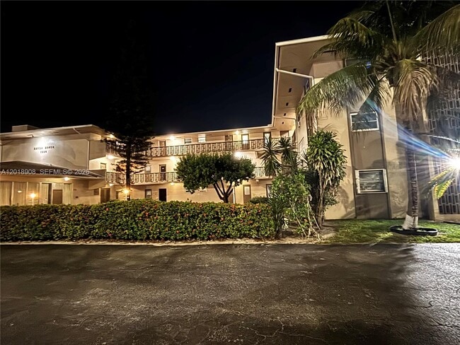 Building Photo - 1480 E Sample Rd