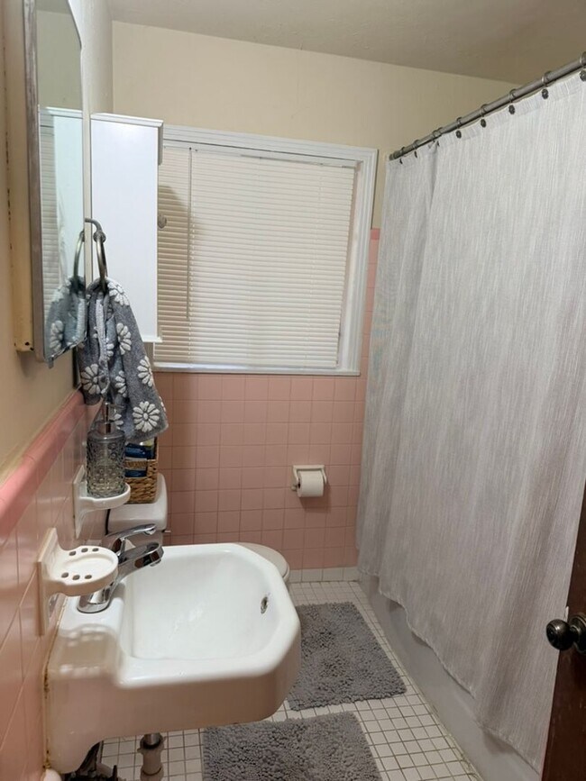 Building Photo - 232 W Chewacla Dr