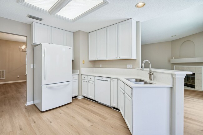 Building Photo - Central Island, 4 Bedroom + Office