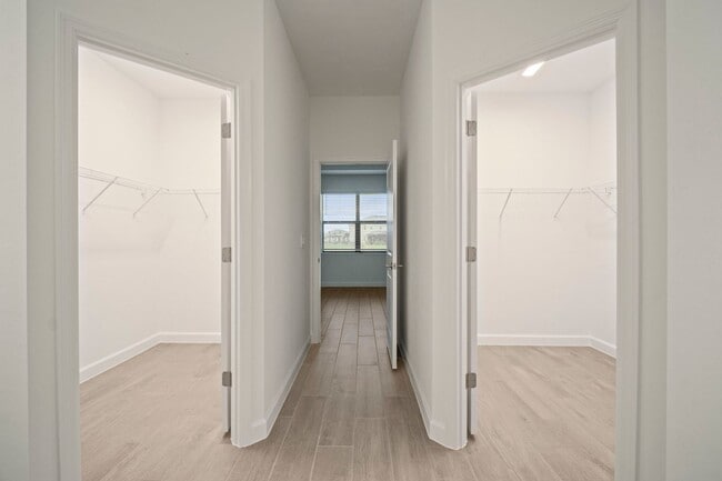 Building Photo - Spacious home 3beds+Den 3 baths located in...