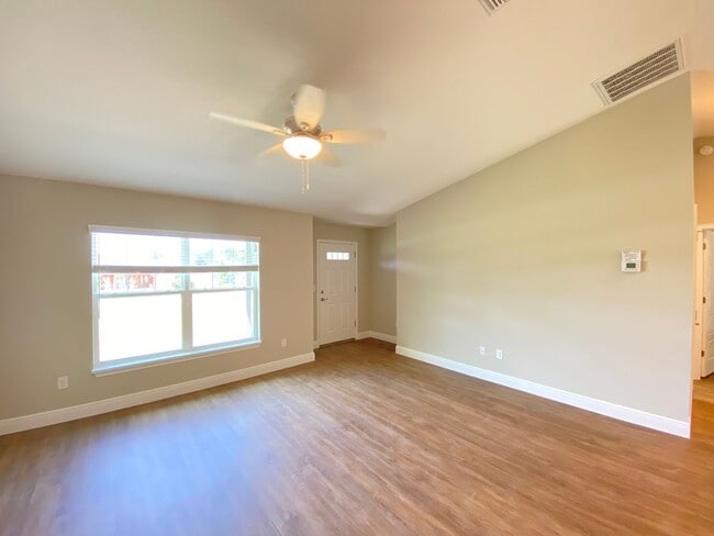Building Photo - Custom Home - Desirable SE Ocala Neighborh...