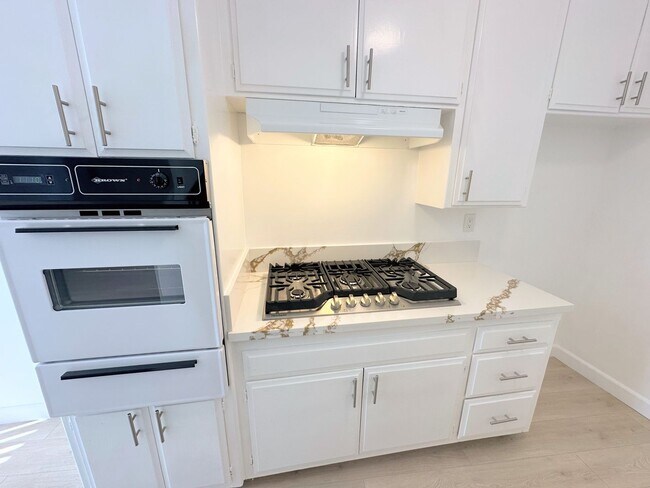 Building Photo - Highly updated 1bd/1ba in Canoga Park, Chatsworth adjacent! Parking included