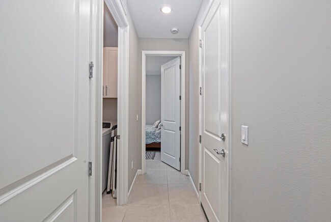 Building Photo - 833 SE Courances Dr