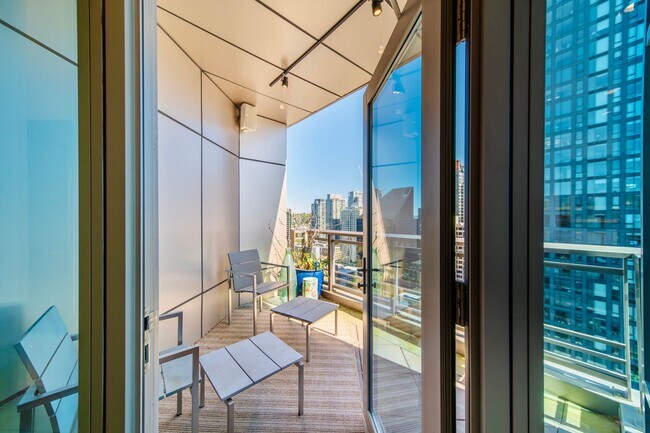 Building Photo - 2Bd/2.5Ba Seattle  Penthouse