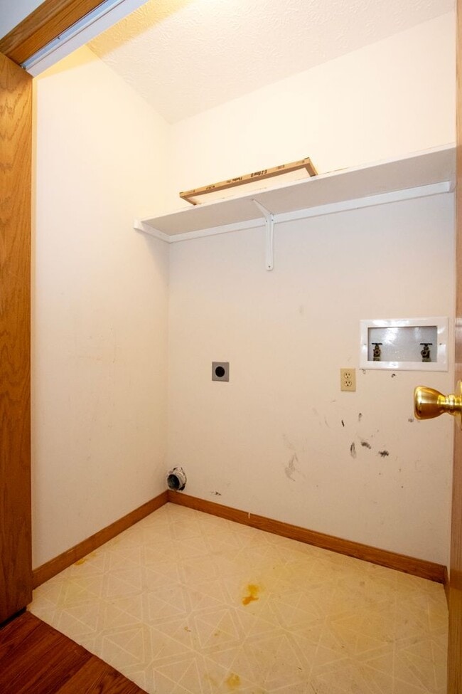 Building Photo - Two Bedroom Apartment