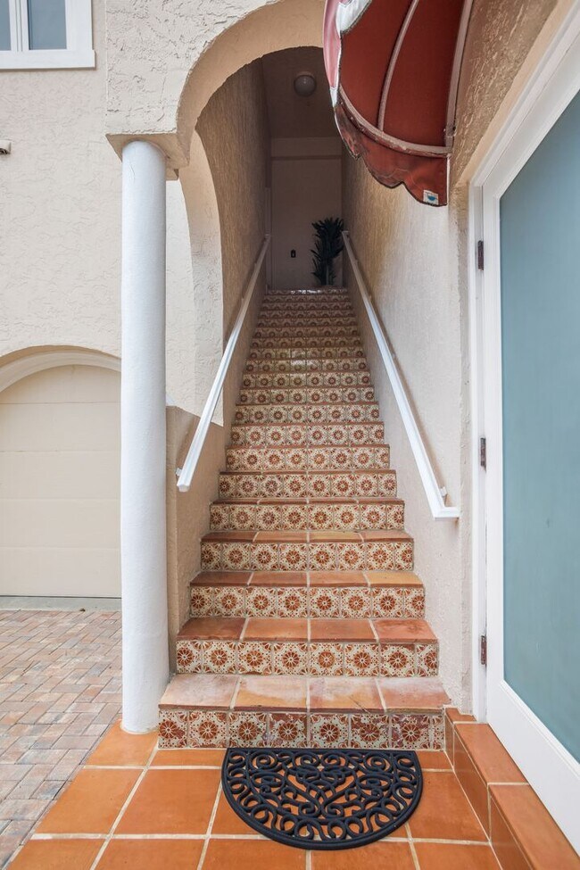 Building Photo - ** OLDE NAPLES ** 3 BED + DEN / 3 BATH - GARAGE - WALK TO BEACH & DOWNTOWN - SHORT TERM RENTAL