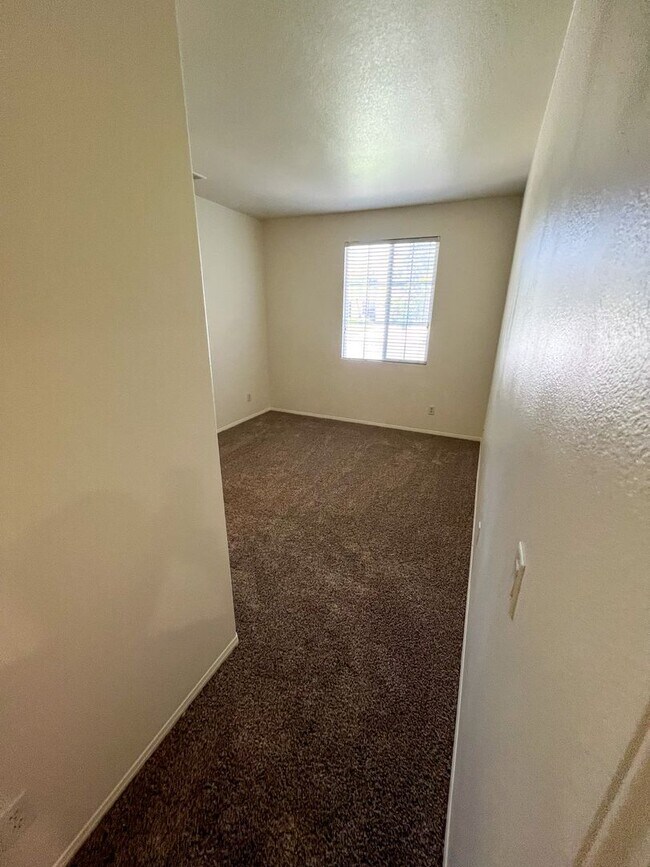 Building Photo - Spacious 4 Bedroom 3 Bathroom Home with 3 ...