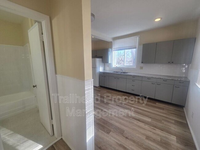 Building Photo - 3115 S Forest Ave