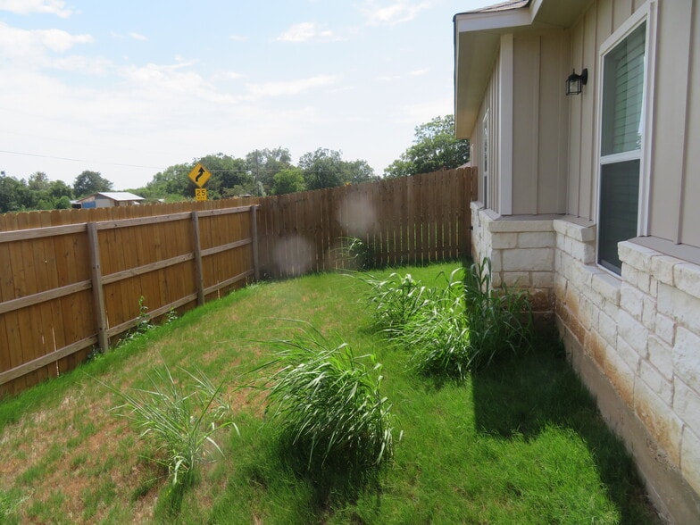 Building Photo - 338 TX-332 Loop