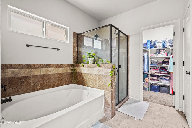 Building Photo - 14560 Meadow Lawn