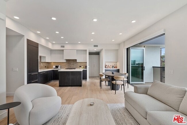 Building Photo - 505 S Barrington Ave