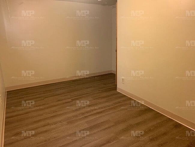 Building Photo - 638 1/2 S Meldrum St