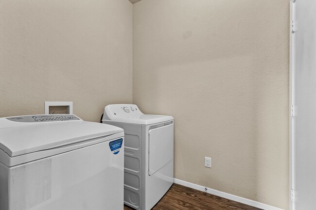 Building Photo - Beautiful home Located in desirable west Fayetteville neighborhood with playground