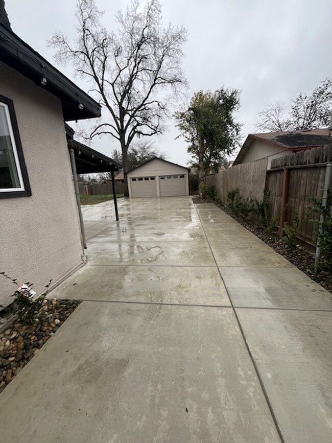 Building Photo - 916 N Mooney Blvd