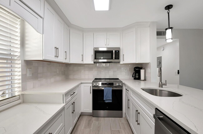 Building Photo - 493 Flanders K