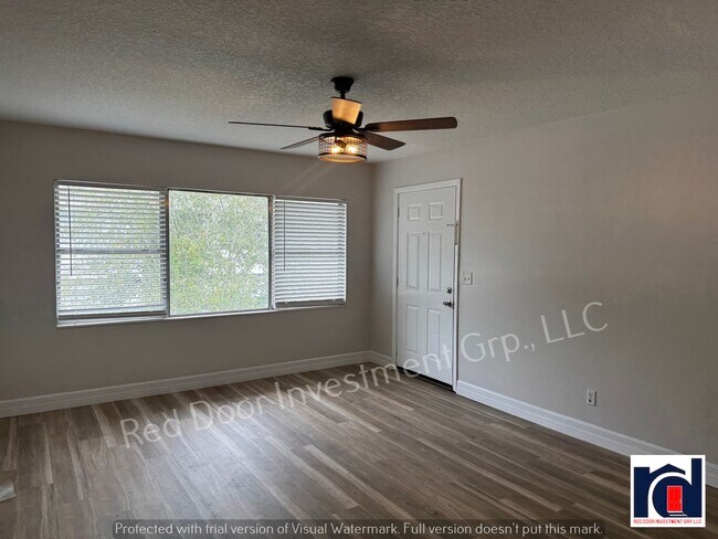 Building Photo - Renovated Spacious 2/2~w/All-in One Washer/Dryer & New AC~Deland