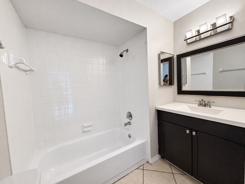 Building Photo - 6380 Bonnie Bay Cir N