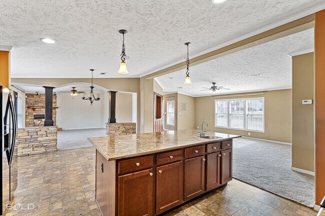 Building Photo - Beautiful 4 Bed 2 Bath!