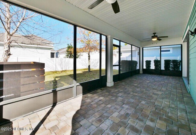 Building Photo - 135 Park Lake Dr