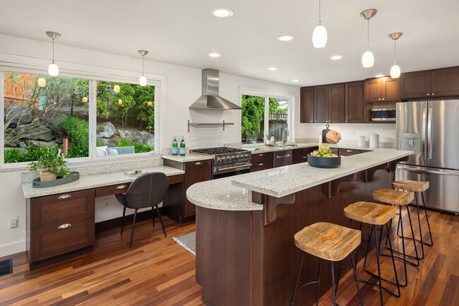 Building Photo - 5bd/2.75ba Bellevue Home