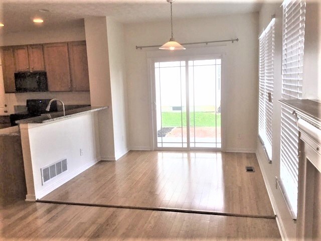 Building Photo - 1085 McCoy Dr