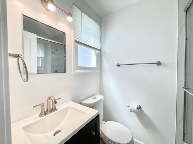 Building Photo - Beautiful Remodeled 4 Bedroom 2 Bathroom H...