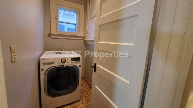 Building Photo - Beautiful Vintage 3 BD | 2.5 BA Home - Nob...