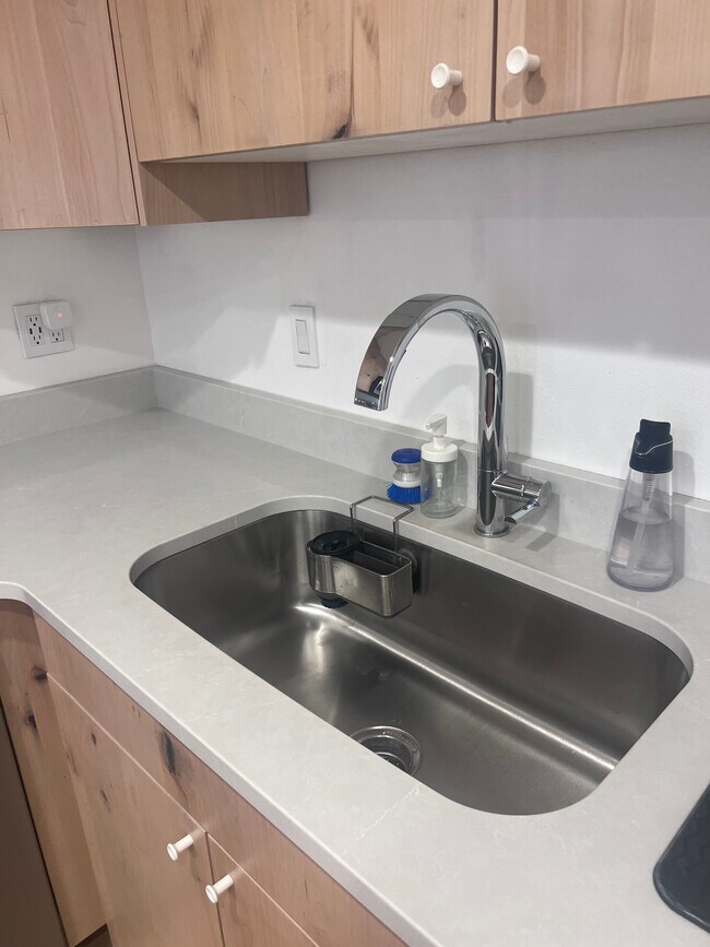 Building Photo - 136 E 400 N