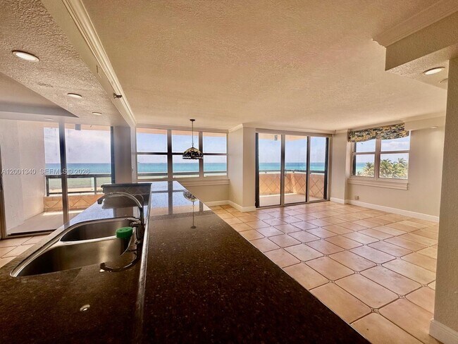 Building Photo - 2555 Collins Ave