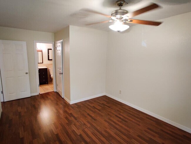 Building Photo - 165 Springwood Circle unit D