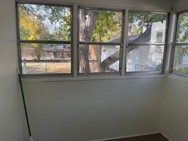 Building Photo - Pet Friendly 4 bedroom 1 bath