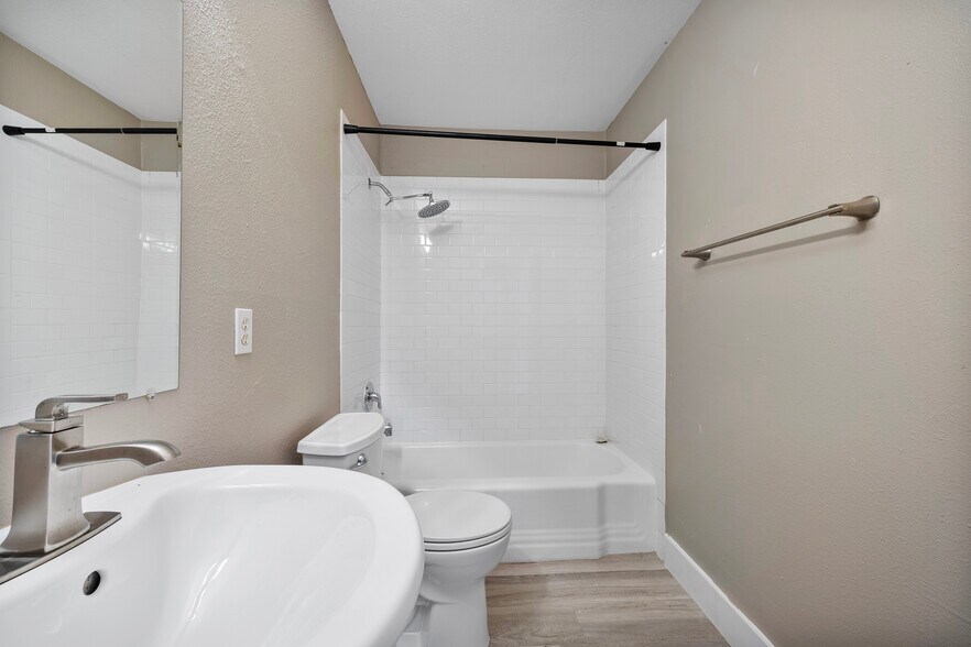Guest Bath - 2303 East Side Dr