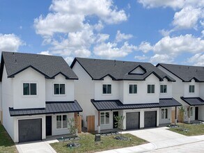 Building Photo - Luxury Townhome In Gated Community (Close to Expressway 281 & Wisconsin)