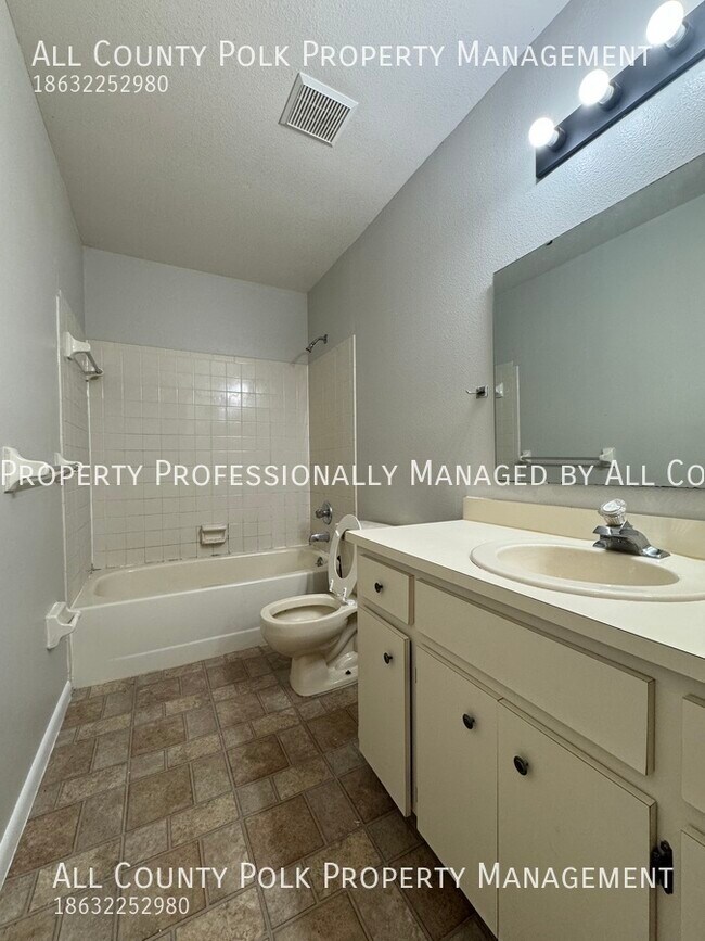Building Photo - Excellent 2 Bedroom Duplex in Lakeland for...