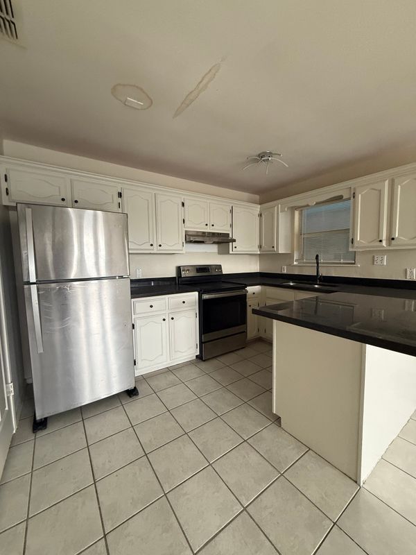 Building Photo - 1802 Oasis Dr