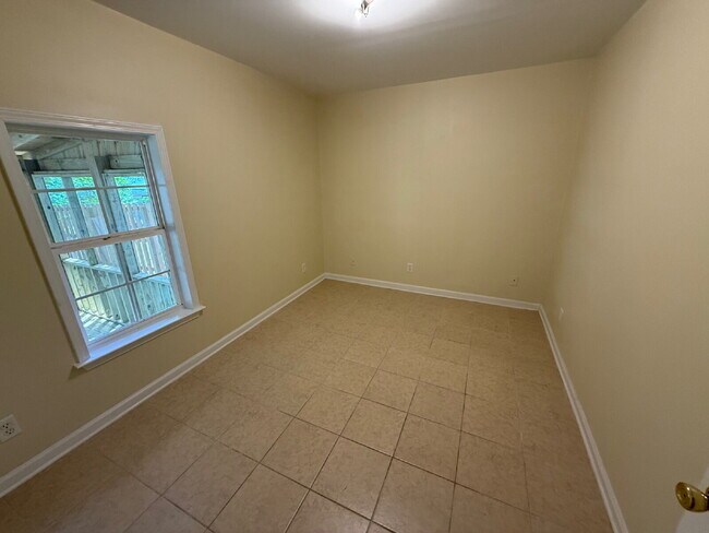 Building Photo - Nice 5 bedroom , 3 bath home located in Mobile.  $75 per applicant