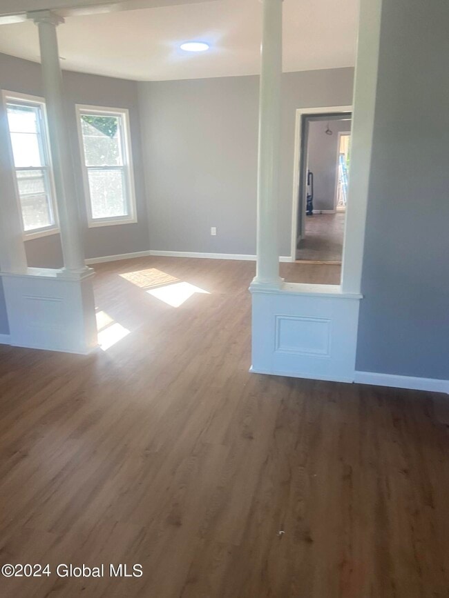 Building Photo - 533 Paige St