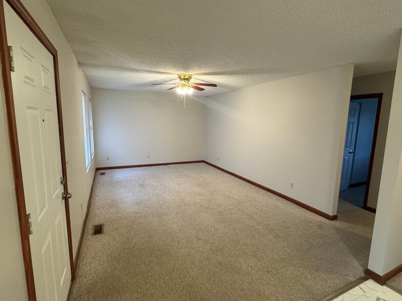 Building Photo - 19 Running Fox Dr