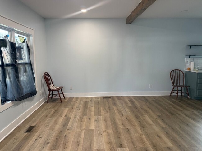 Building Photo - 4 Bedroom 2.5 Bathroom Home Available