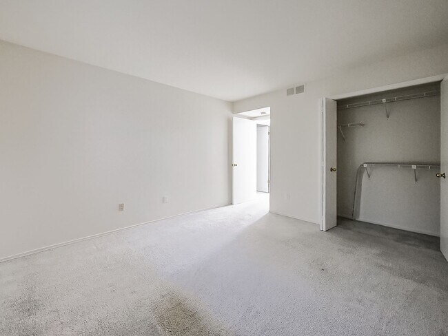 Building Photo - AVAILABLE NOW! Inviting 2-Bedroom, 2-Bath Home in a Convenient Farmington Hills Community