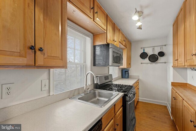 Building Photo - 810 Queen St