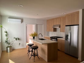 Building Photo - 859 N Mansfield Ave