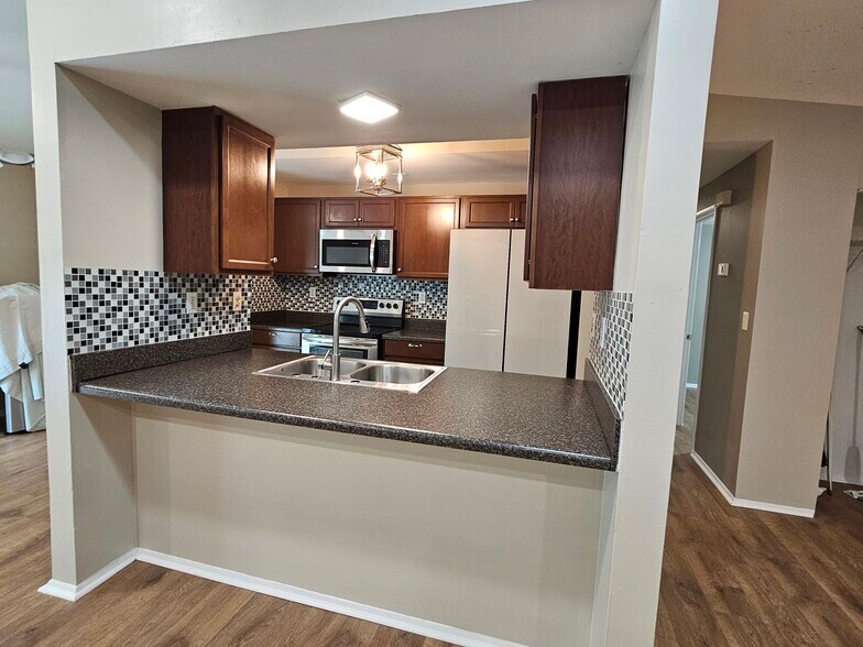 Building Photo - 182 Forestview Cir
