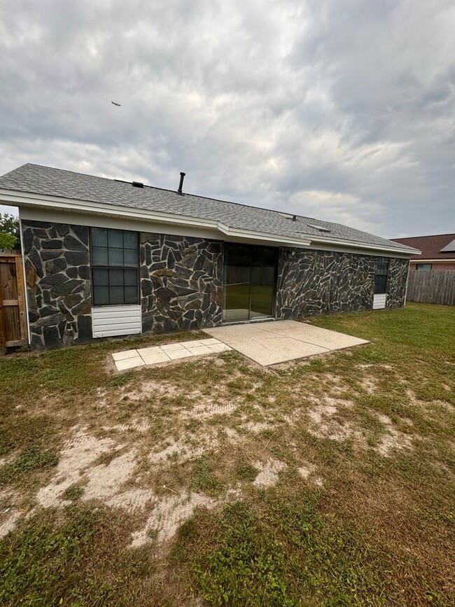 Building Photo - Price Drop! Great 3 Bedroom Home! 25% off ...