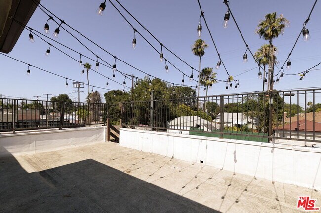 Building Photo - 5514 1/2 Cahuenga Blvd