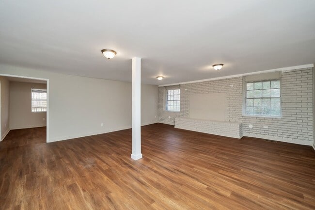 Building Photo - 1624 Fairview Dr