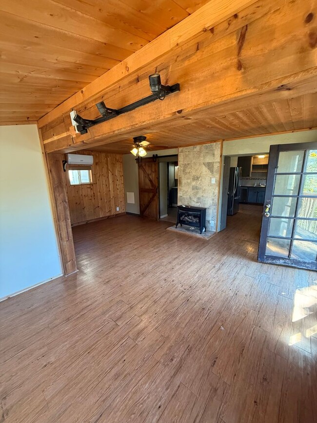 Building Photo - Pet Friendly 3 Bdrm 1 Bath 1.8 Miles to OI...