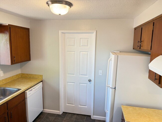 Building Photo - Updated 2 bedroom 1 bathroom dulpex in Springfield!