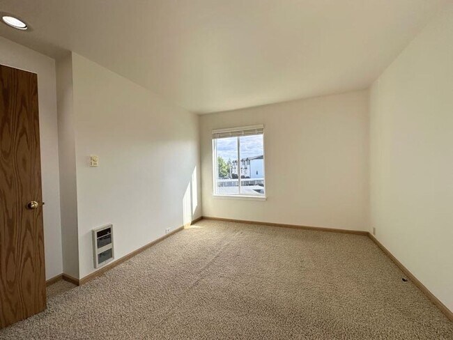 Building Photo - 2 Bedroom 2 bath home with water and mount...