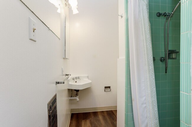 Building Photo - 3 Bed / 3 Bath + Bonus room pet friendly M...